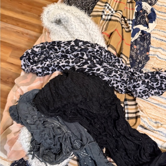 Assorted Patterned Scarves Collection - Picture 5 of 5